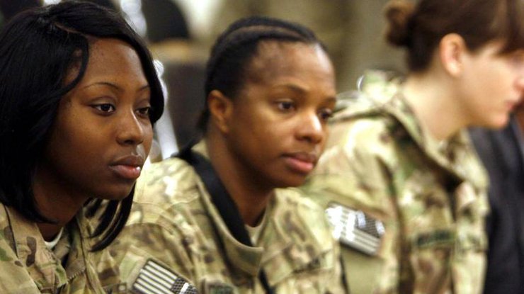 Пентагон расследует скандал с обнаженными фото женщин-военных