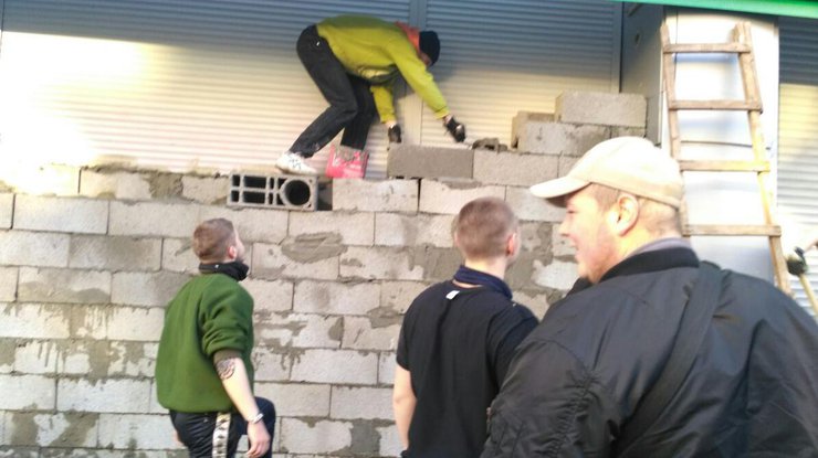 В Киеве активисты собираются не пускать работников в "Сбербанк"