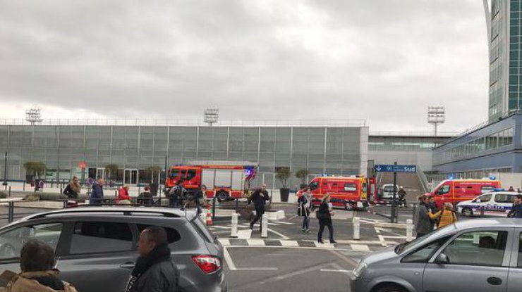В аэропорту Парижа застрелили мужчину