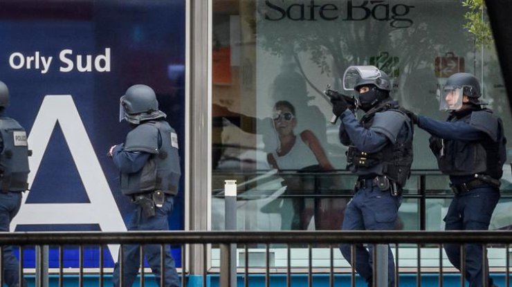 Стрельба в аэропорту Орли: нападение расследуют как теракт