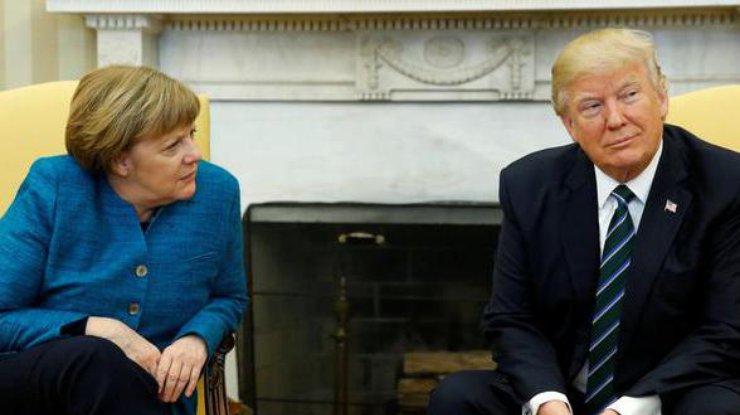 В Белом доме объяснили, почему Трамп не пожал руку Меркель при встрече