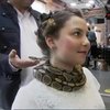 В Германии парикмахер массажирует клиентов живым питоном (видео) 