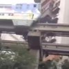 В Китае запустили поезд через жилой дом (видео)