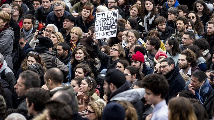 В Париже полиция разогнала 7500 демонстрантов