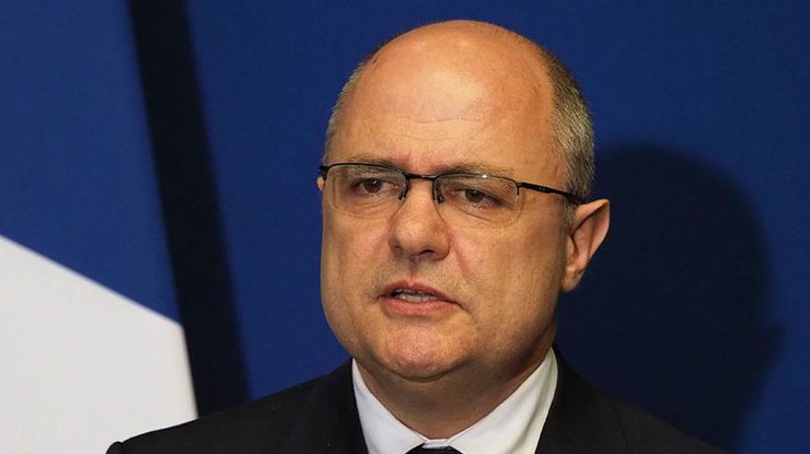 Глава МВД Франции ушел в отставку из-за коррупционного скандала 