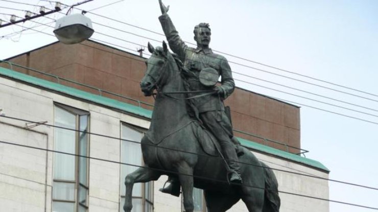 В Киеве варварски повредили памятник Щорсу