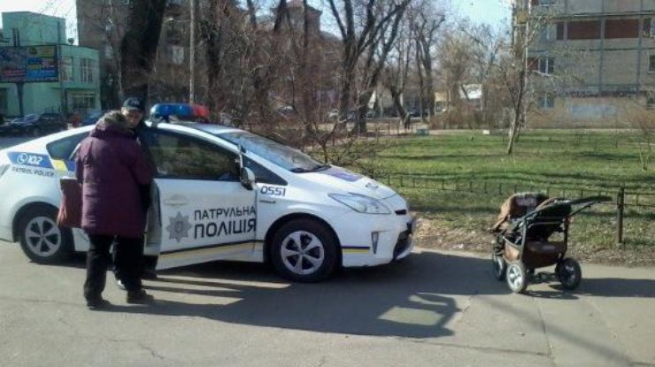 В Киеве бетономешалка сбила коляску с ребенком 