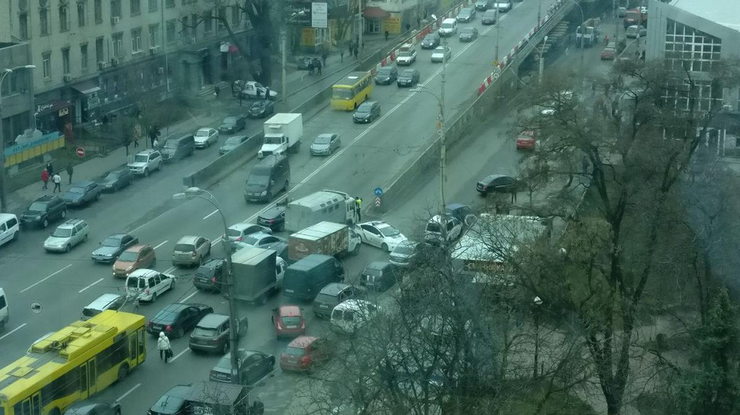 В Киеве заблокировали движение по Шулявскому мосту. Фото: Николай Ломенко\Facebook