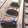 У Запоріжжі дах падає на голову мешканців багатоповерхівки (відео)