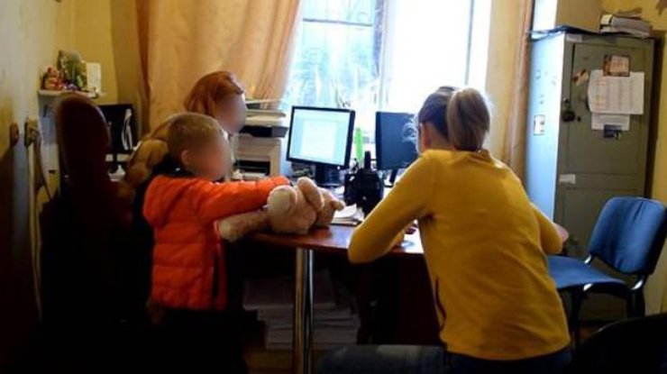 В Киеве мать избила ребенка до потери сознания 