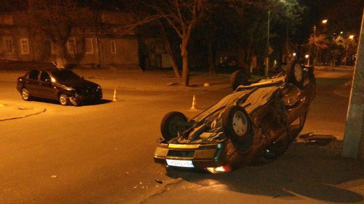 В Одессе автомобиль "припарковался" на крышу
