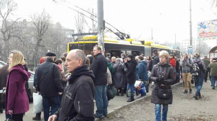 В троллейбусе Киеве толпа пассажиров "выдавила" стекло 