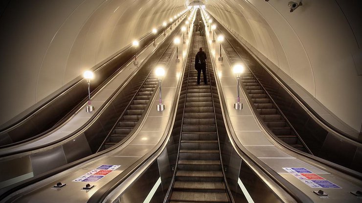 В киевском метро девушку сбил с эскалатора чемодан