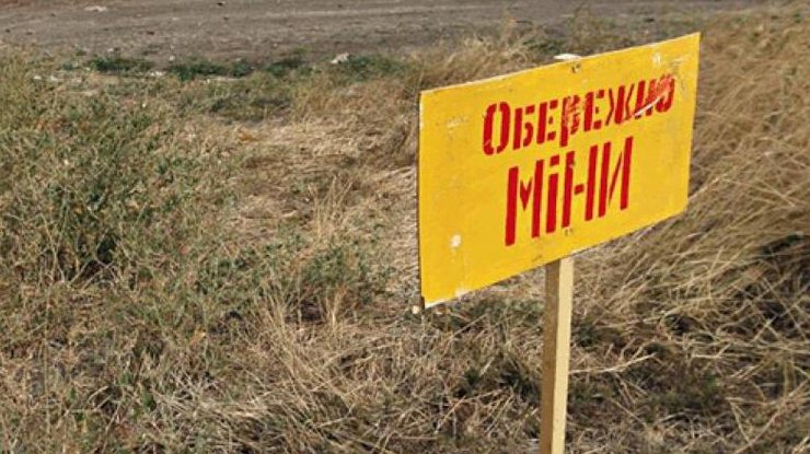 Бои на Донбассе: на взрывчатке подорвались двое военных 