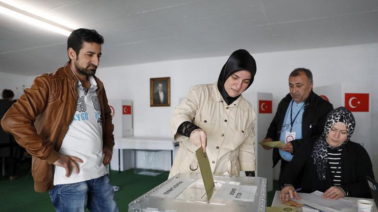 В Европе начался референдум среди граждан Турции за расширение полномочий президента