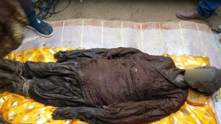 В Китае в канализации нашли мумий в хрустальных гробах (фото)