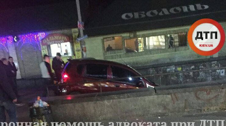 В Киеве авто влетело в подземный переход