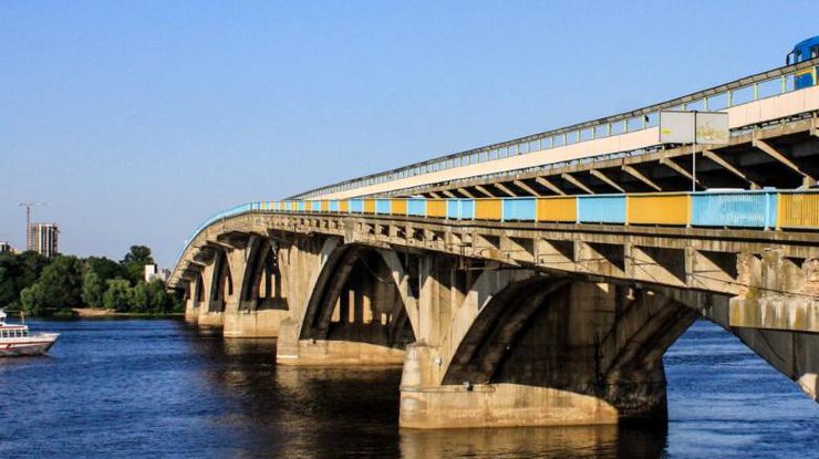 В Киеве перекроют мост Метро 