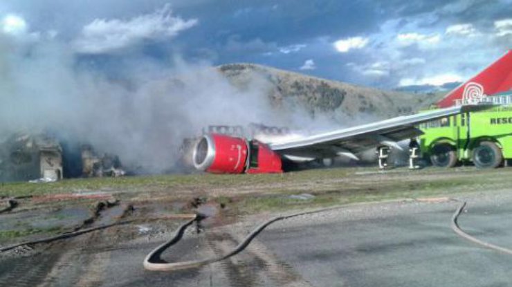 В Перу во время посадки загорелся пассажирский самолет 