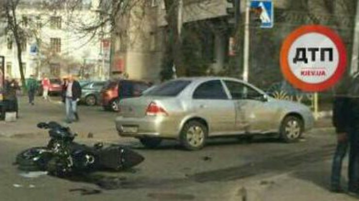 В центре Киева мотоцикл столкнулся с иномаркой