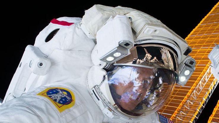 Астронавты NASA вышли в открытый космос 