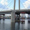 В Киеве с Рыбальского моста упал подросток 