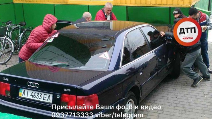 Под Киевом девушка перепутала педали и врезалась в магазин 
