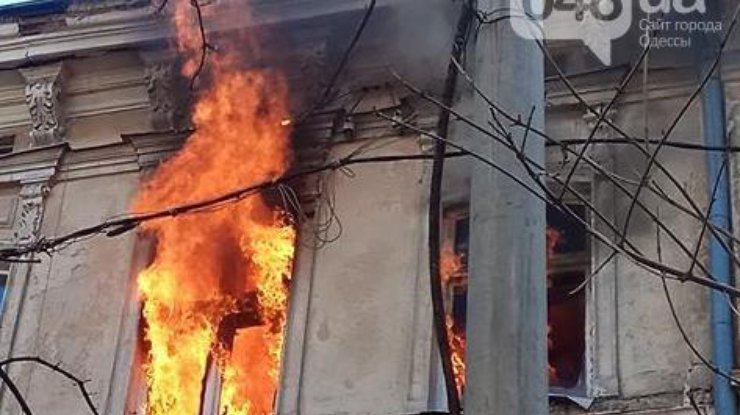 В центре Одессы возник пожар