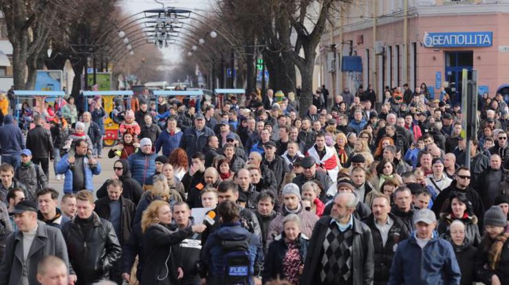 В Беларуси тысячи людей протестуют против налога за тунеядство 