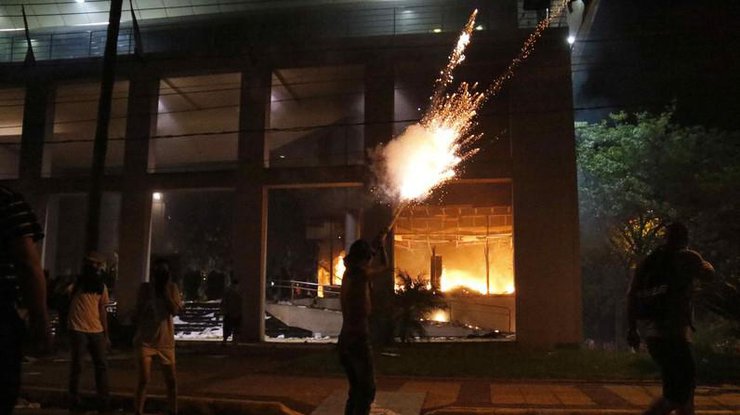 В Парагвае протестующие подожгли здание Конгресса 