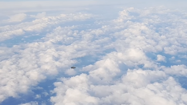 Пассажир испанского самолета снял на видео летающую тарелку 