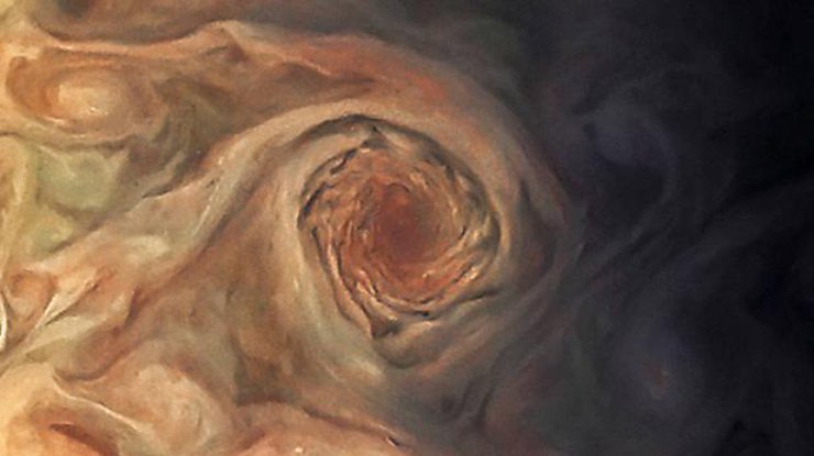 Станция Juno сделала снимок гигантского вихря на Юпитере 