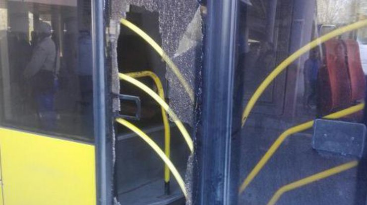 В Киеве пассажиры автобуса "выдавили" стекло двери