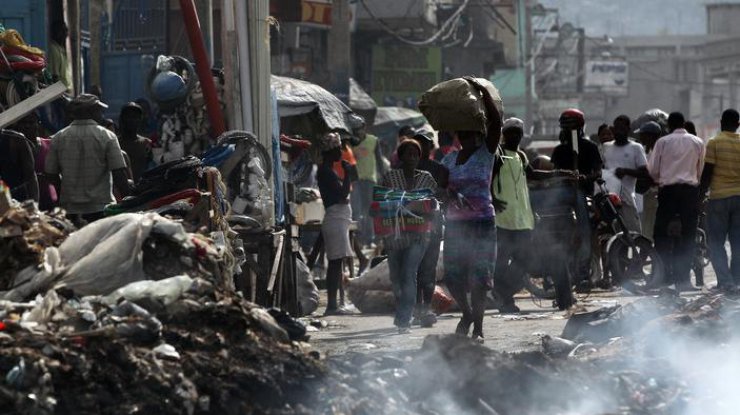 На Шри-Ланке горящий мусор обвалился на жилые дома, есть погибшие 