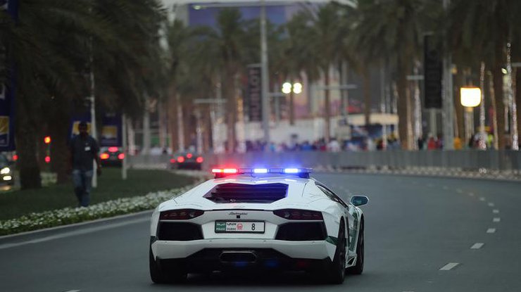 Полицейский автомобиль в ОАЭ
