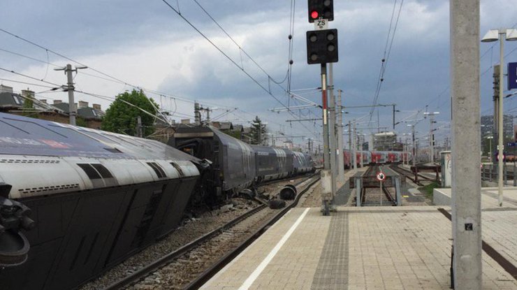 Авария в Вене: два пассажирских поезда не смогли разминуться. Фото из социальных сетей