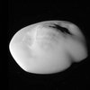 NASA показало уникальные снимки спутника Сатурна