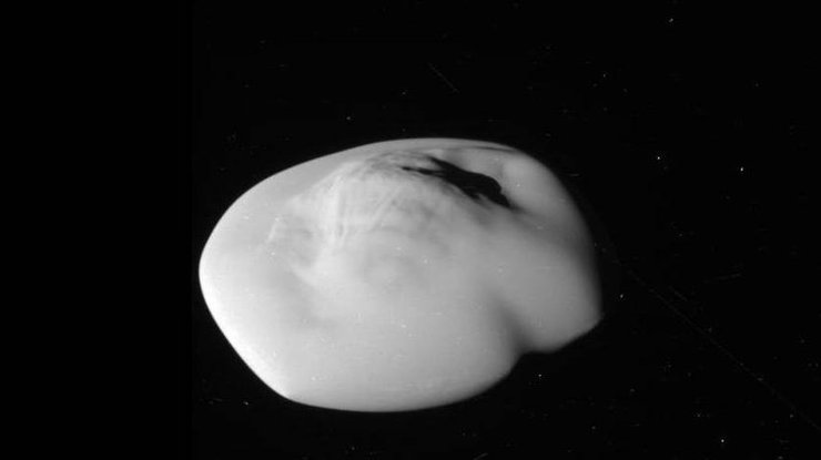 NASA показало уникальные снимки спутника Сатурна. Фото: NASA