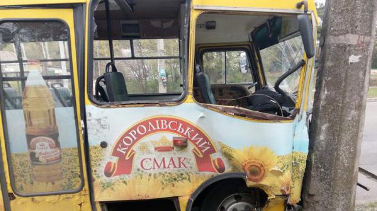 В Черкассах автобус с пассажирами врезался в столб. Фото: vikka.ua