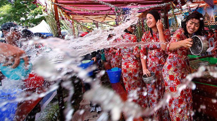 В Мьянме во время фестиваля погибли почти 300 человек 