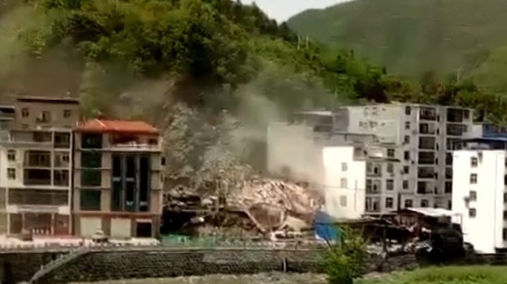 Ужасающие кадры: в Китае оползень снес многоэтажный дом (видео)