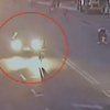Родился в рубашке: велосипедиста сбило три авто и он выжил (видео) 