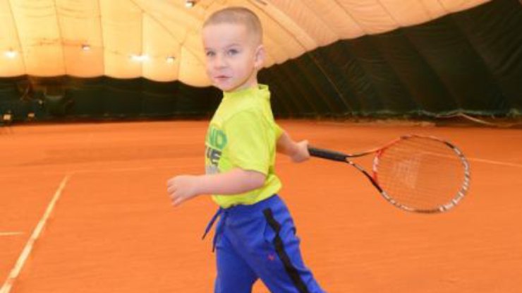 Трехлетний мальчик из Одессы стал самым юным теннисистом Украины 