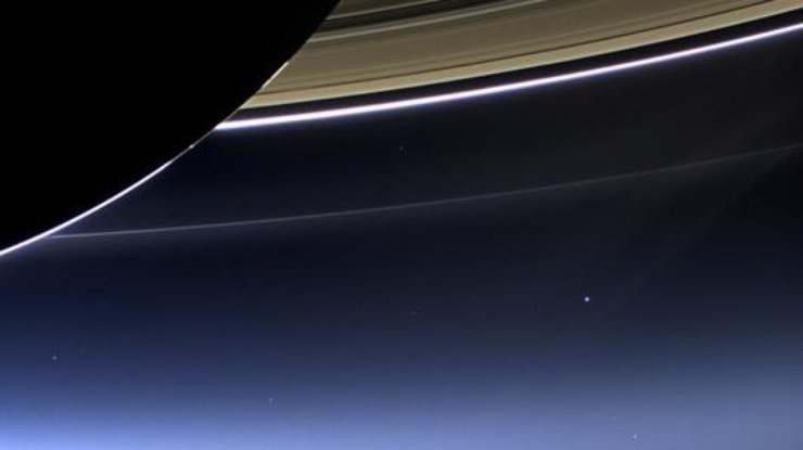 Ученые NASA показали Землю сквозь кольца Сатурна