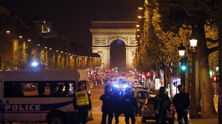 Установлена личность подозреваемого в нападении на полицейских в Париже
