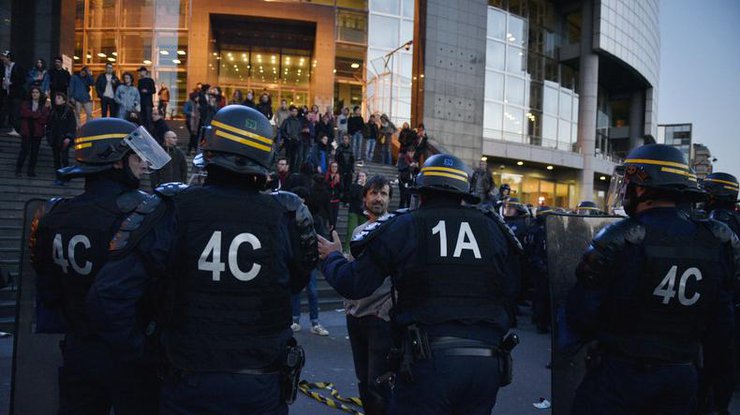 Выборы во Франции: протесты против выхода Ле Пен во второй тур переросли в беспорядки