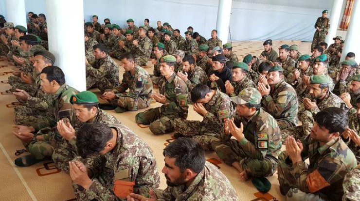 Афганские солдаты молятся в мечети за души погибших в результате нападения талибов