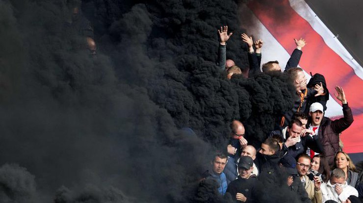 В Нидерландах из-за использования дымовых бомб на футбольном матче пострадали 15 человек 