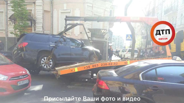 В Киеве эвакуатор "уронил" неправильно припаркованный автомобиль.