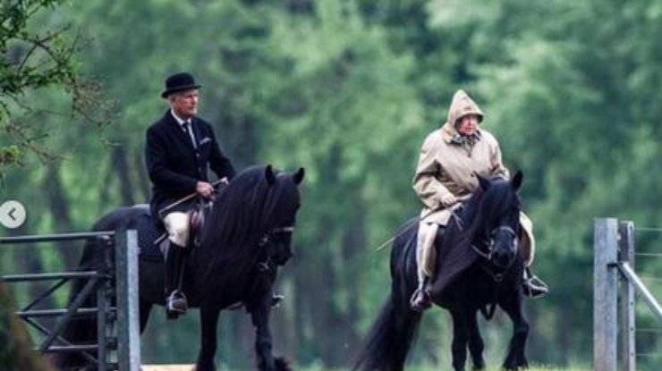 Королева Великобритании Елизавета II устроила конную прогулку